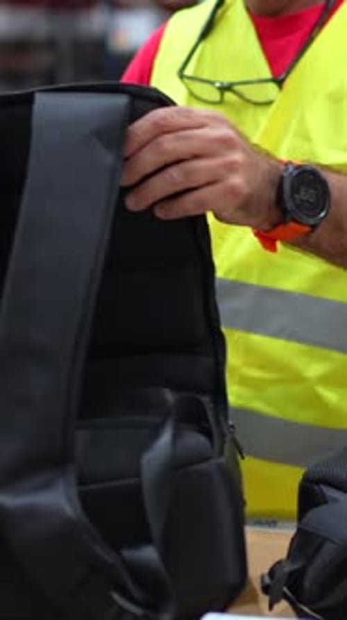 Homme faisant l'inventaire à l'aide d'un scanner pour lire le code-barres des produits