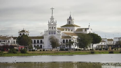 Municipalité emblématique d'El Rocio et église près de la lande, vue aérienne