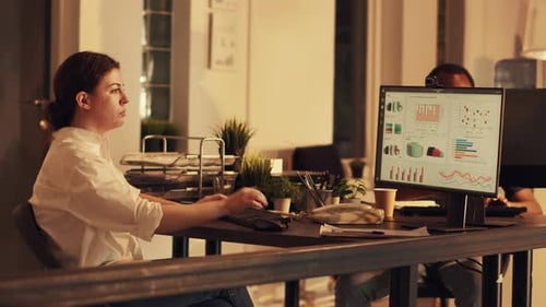 Büroangestellter analysiert Diagramme und Diagramme auf dem Computer