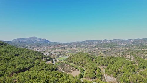 Vue aérienne d'un paysage serein avec des montagnes et des arbres à la lumière du jour