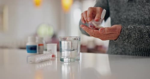 медицинские препараты на столе, рядом рецепт и вода