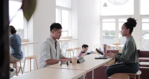 Travailleurs indépendants travaillant dans un espace de coworking
