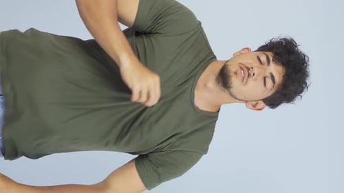 Vidéo verticale de La température élevée de l'air étouffe l'homme.