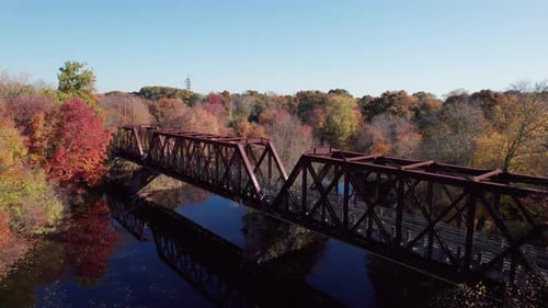Vista aérea del puente Secondary Trail Truss sobre el río Pawtuxet, West Warwick