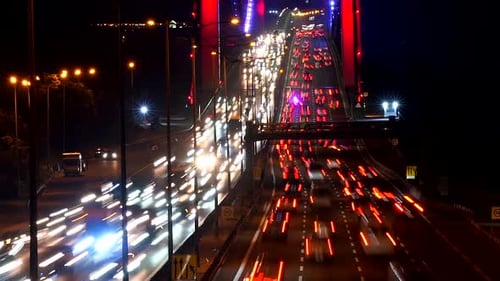 Lapso de tráfico en el puente de Estambul por la noche