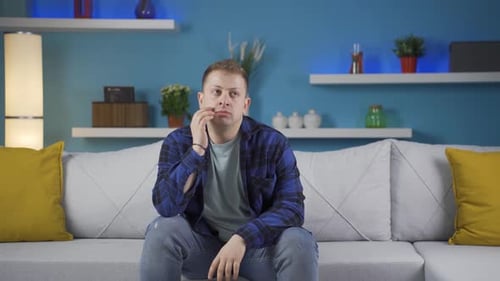 Verdächtiger Mann denkt nach.