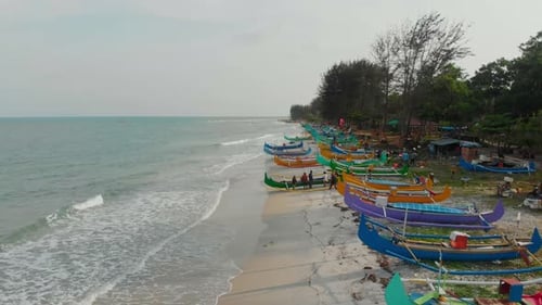 Luftaufnahme des ruhigen Strandes mit Fischerbooten, Indonesien.