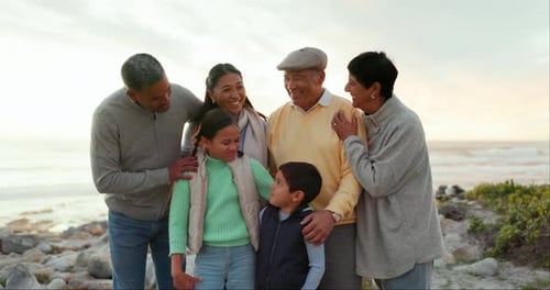 Naturaleza, amor o una gran familia riendo, feliz y sonriendo para las vacaciones de invierno