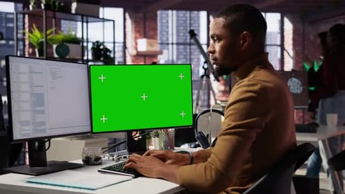 Programmierer codiert im AI Startup Office mit einem PC mit isoliertem Bildschirm