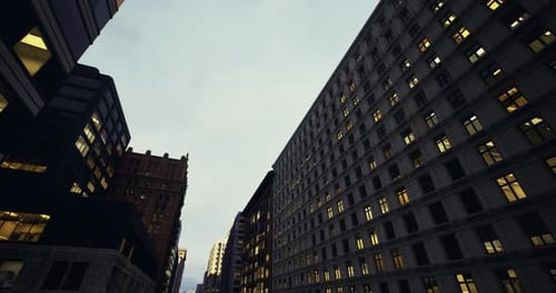 Los edificios simétricos se desvanecen con tranquilidad al brillar al atardecer