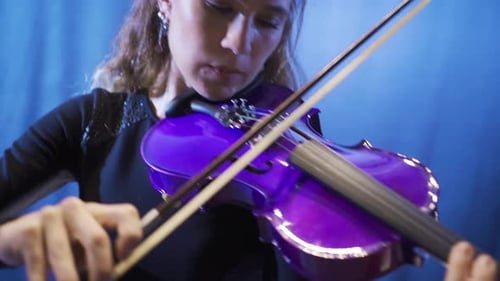 The female violinist plays the violin at the music school, the musician plays.