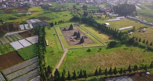 Orbit-Drohnenaufnahme eines klaren Arjuna-Tempelkomplexes auf dem Dieng-Plateau, wenn die Bedingungen für den Besuch leer sind