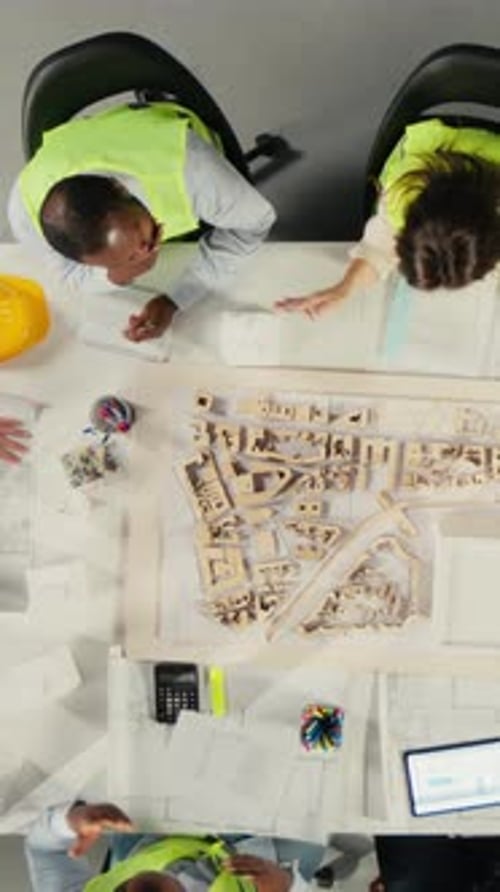 Entwicklungsteam verwendet Architektursoftware für die Immobilienentwicklung in einem Immobilienbüro