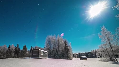 Lever de lune avec nuages et étoiles survolant un paysage de neige blanche ; Laps de temps