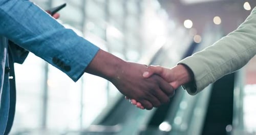 Poignée de main, bienvenue et personnes d'affaires ayant conclu un partenariat, un accord ou une collaboration B2B avec Bokeh