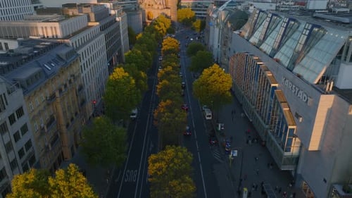Vista de alto ángulo del tráfico en Wide Street
