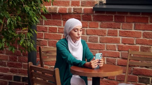 Concepto de mujer árabe y tecnología