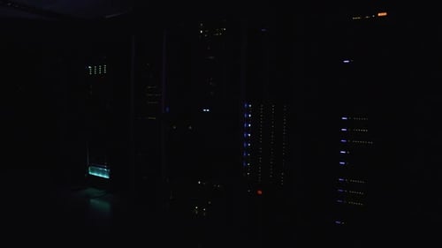 Anzeigelampen auf einem Computer-Mainframe leuchten, wenn Informationen verarbeitet werden