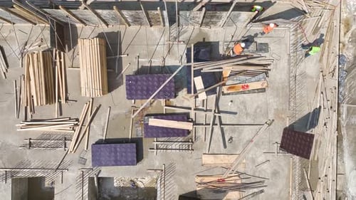 Vista aérea: Construcción de paredes y pisos de carga en un edificio nuevo