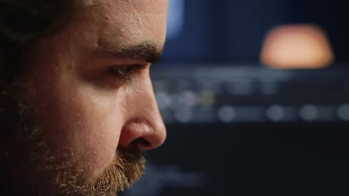 Desarrollador que se concentra mucho mientras codifica Extreme Close Up Shot