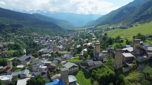 Mestia zeigt Svan-Türme und Wohnhäuser in Oberswanetien, Georgia
