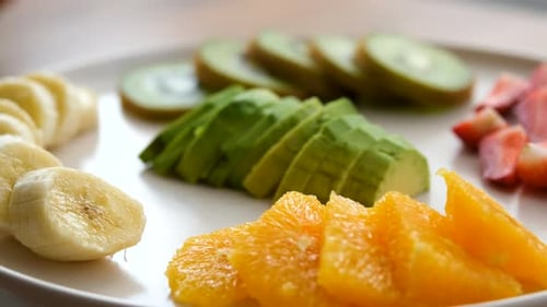 Nahaufnahme eines Obsttellers, der sich gegen den Uhrzeigersinn dreht