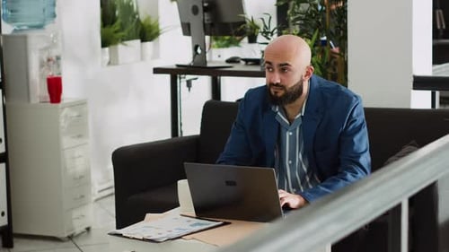 Un employé en démarrage travaille sur un ordinateur portable
