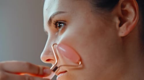 Gesichtsroller für Mädchen, Pflege glatter, strahlender Haut, Nahaufnahme, Frauenmassage