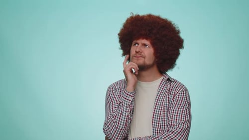 Hombre dudoso y pensativo que reflexiona e imagina en la mente preguntándose una solución difícil, sintiéndose confundido