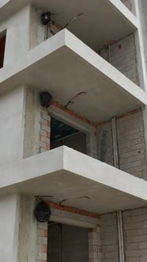 Vídeo vertical: vista aérea del progreso de las obras de construcción y de los lujosos complejos de apartamentos