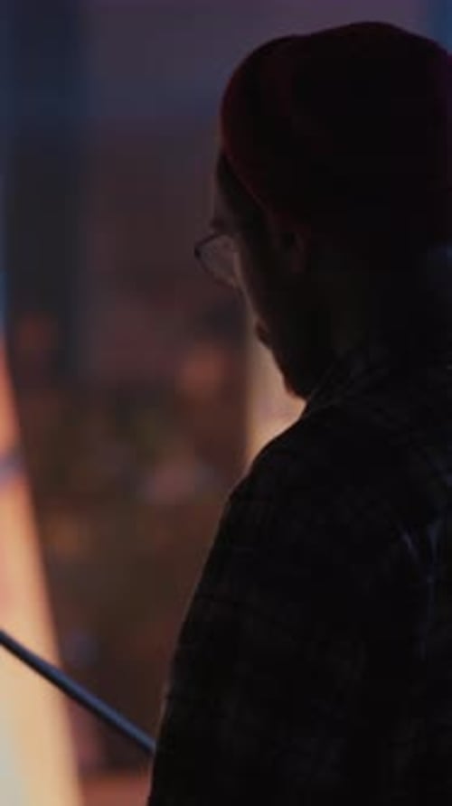 Abstract Fluid Lines Flowing Light Visual Effect