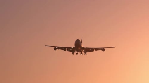 Flugzeuge, die am Flughafen ankommen und landen.