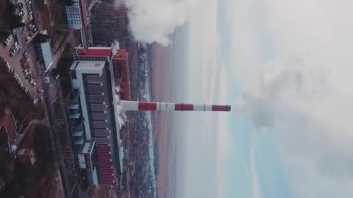 Rohre Rauch Industrielle Produktionsanlage Luftverschmutzung Dichter dicker Rauch kommt