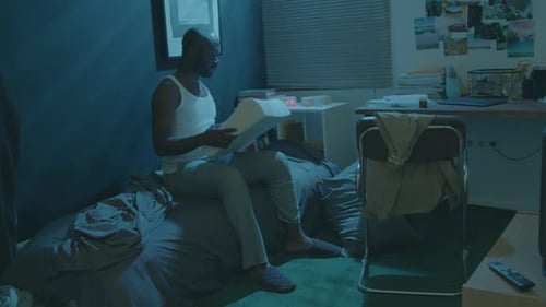 Hombre que toma una almohada ortopédica y se va a dormir por la noche