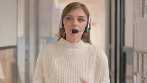 Webcam-Ansicht eines Kundendienstmitarbeiters beim Video-Chat