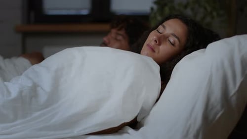Comfortable Rest Junge friedliche Dame aus dem Nahen Osten schläft im Bett und ihr Freund schaltet sich ein