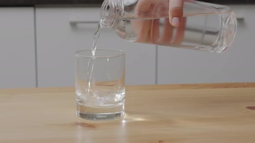 Verter agua en el vaso de agua. El agua potable apta para el consumo es la condición básica para la salud humana.