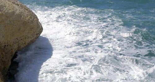 Roca caliza blanca y mar ondulado Rosh Hanikra