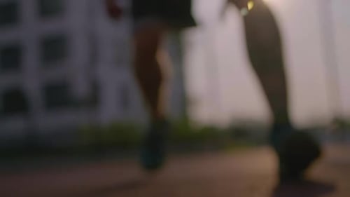 Jeune homme dribble au basketball avec une maniabilité individuelle habile dans le centre-ville urbain