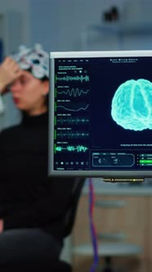 Vertikaler Video-Neurologe, Arzt analysiert das Nervensystem mit dem Eeg-Headset