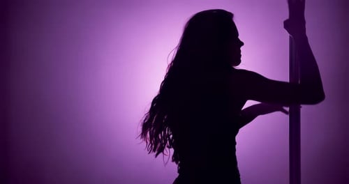 Silhueta de mulher, clube e poste para dança, performance exótica ou sedução sob os holofotes