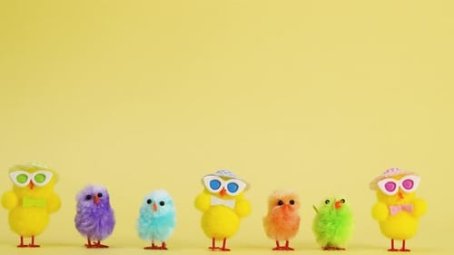 Hühner, Stop-Motion-Animation, gelber Hintergrund mit Kopierraum