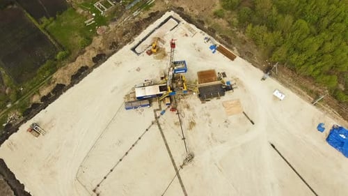 Mit Sand und Kran bedeckte Baustelle