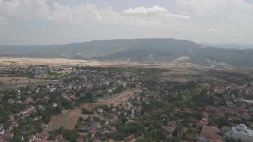 Drone volant à basse altitude 10 bits a survolé des maisons traditionnelles au toit rouge et des mosquées historiques à