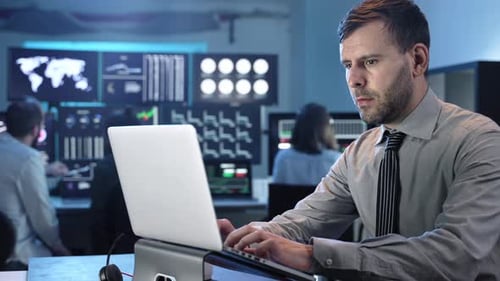 Geschäftsmann Datenanalyst arbeitet im Büro bei Stock Market Investment Trading Analytics am