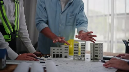 Remue-méninges et évaluation des estimations sur les dessins de construction, la conception, l'architecture et l'ingénierie