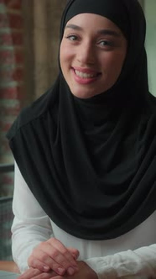 Mulher de negócios islâmica muçulmana em hijab Empresária árabe com laptop trabalhando sorrindo