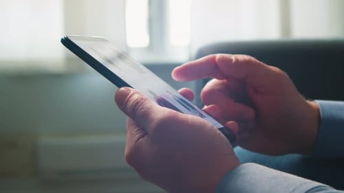 Homem escolhe produtos em uma loja de roupas online