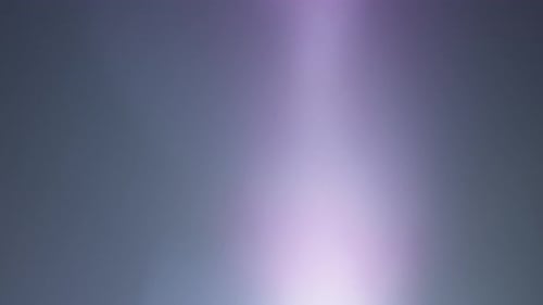 Colleción Lucent Precise: un gran destello de lente azul que aparece desde la parte inferior sobre un fondo negro