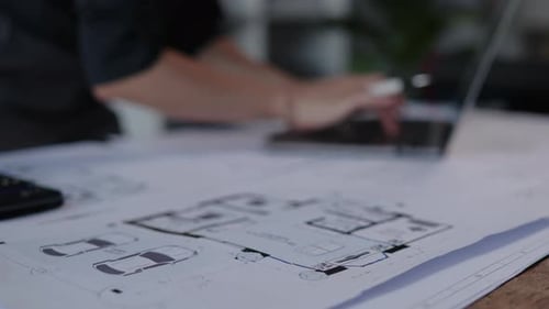 Ingenieur oder Architekt, der an Bauplänen für Gebäude arbeitet.